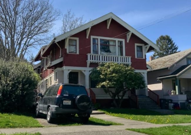 property at 712 E Maple St