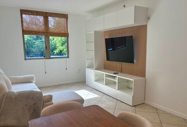 2630 SW 28th St, Unit 20 in Miami, FL - Building Photo - Building Photo