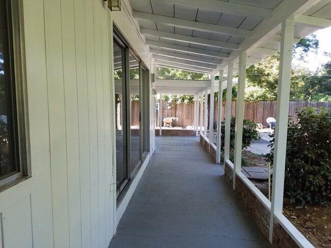 220 Sherman Dr in Red Bluff, CA - Foto de edificio - Building Photo