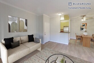 10024 Paseo Montril in San Diego, CA - Building Photo - Building Photo