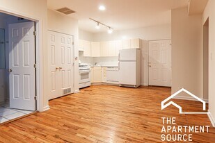 917 W Dakin St, Unit 308 in Chicago, IL - Building Photo