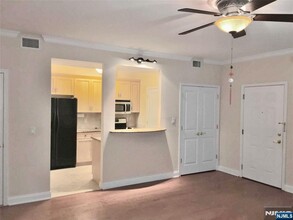 6 Hemlock Lane in Tenafly, NJ - Building Photo - Building Photo