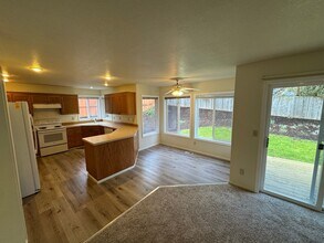 2598 NW Acey Way in Corvallis, OR - Foto de edificio - Building Photo