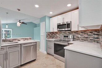 8820 Woodside Ct in Davie, FL - Building Photo - Building Photo