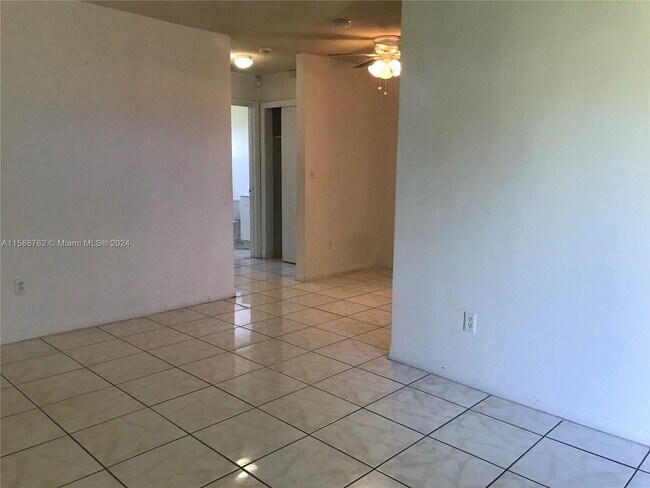2450 NE 188th St-Unit -2450 in Miami, FL - Building Photo - Building Photo