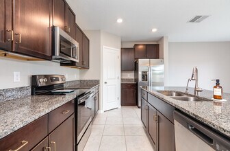 6986 King Creek Dr in Sun City Center, FL - Building Photo - Building Photo