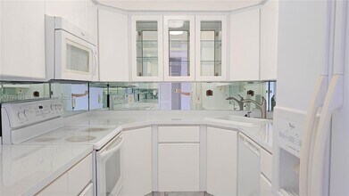 1980 S Ocean Dr, Unit 22A in Hallandale Beach, FL - Building Photo - Building Photo