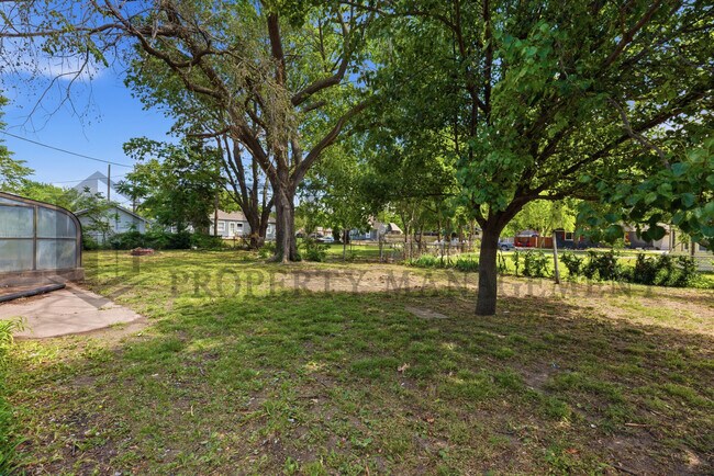 321 SE 10th St in Newton, KS - Foto de edificio - Building Photo