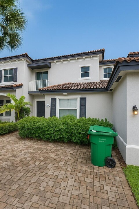 15268 SW 91st Ln in Miami, FL - Building Photo