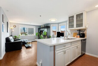 1616 Summit Ave, Unit Apt 301 in Seattle, WA - Building Photo - Building Photo