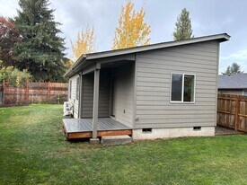 1128 Hemlock St NW in Salem, OR - Building Photo