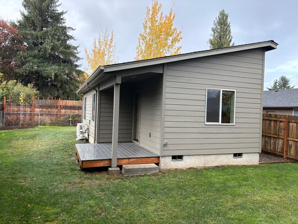 1128 Hemlock St NW in Salem, OR - Building Photo