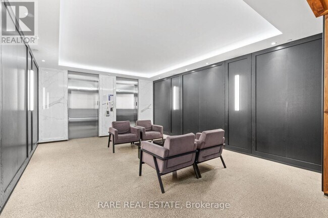 488 University Ave in Toronto, ON - Building Photo - Building Photo