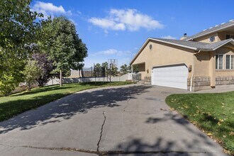 3666 Pearblossom Cir in Salt Lake City, UT - Building Photo - Building Photo