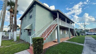 696 Michigan Ct in St. Cloud, FL - Building Photo