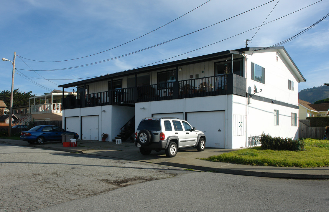 301 Buckingham Rd in Pacifica, CA - Building Photo