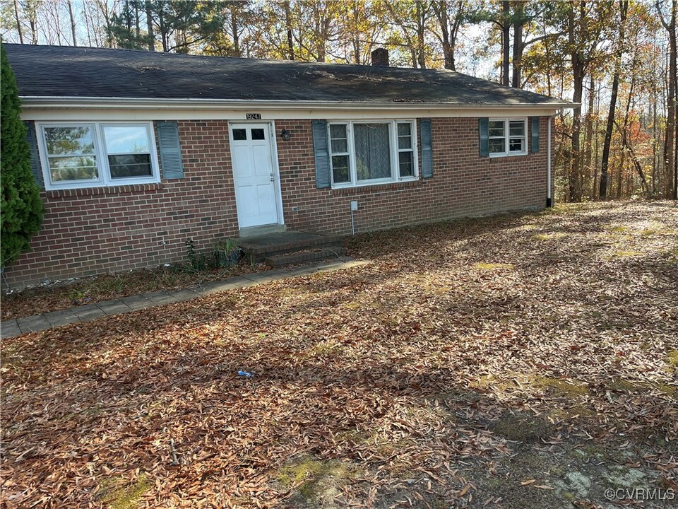 19247 Courthouse Rd in Yale, VA - Building Photo