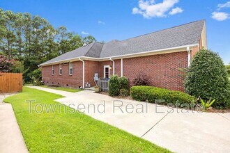 329 W Summerchase Dr in Fayetteville, NC - Foto de edificio - Building Photo