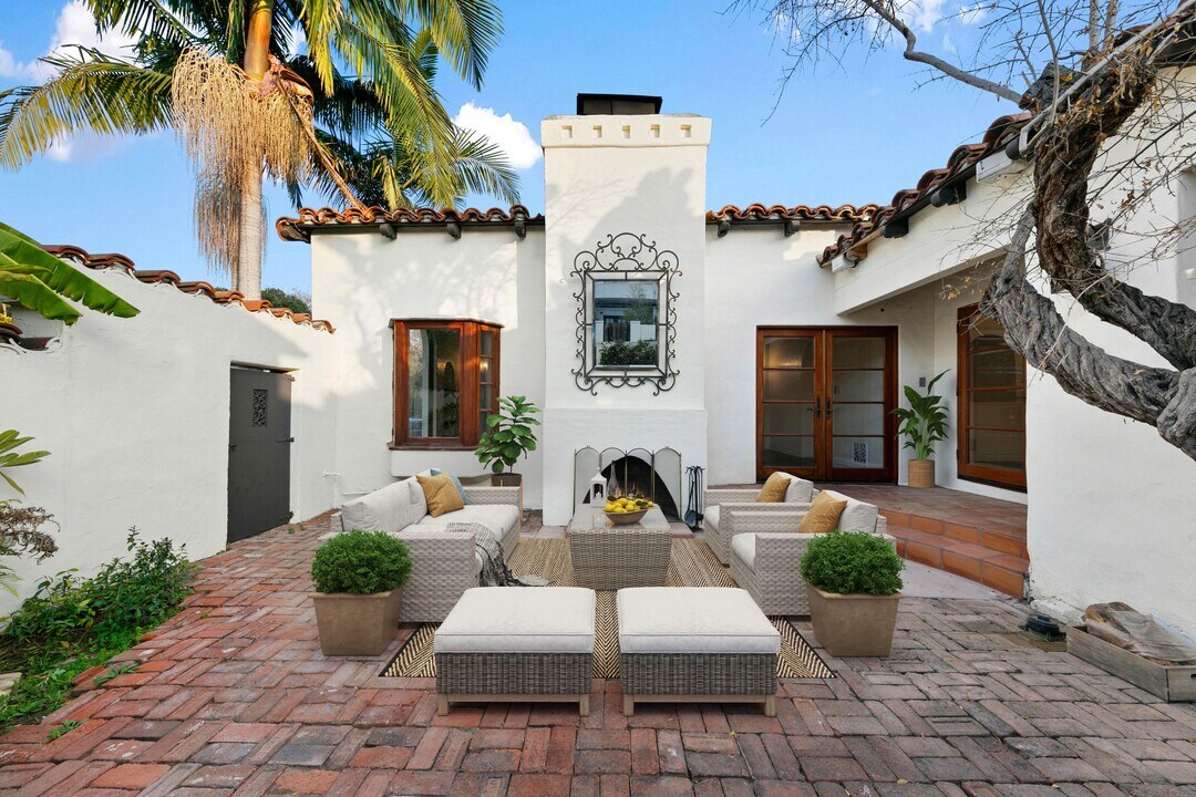 6442 Moore Dr in Los Angeles, CA - Building Photo