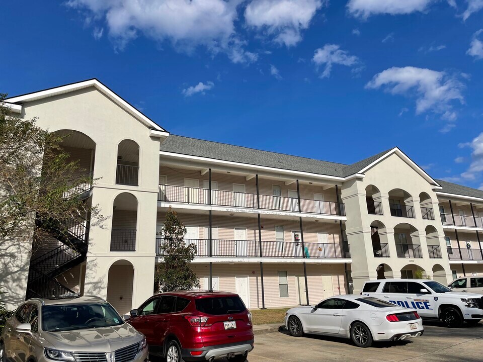 12386 River Highlands Dr, Unit S in Saint Amant, LA - Building Photo