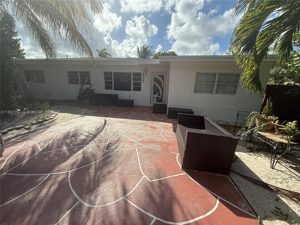 16030 Miami Dr in North Miami Beach, FL - Building Photo