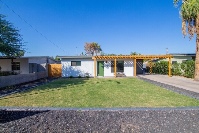 property at 1516 E Whitton Ave