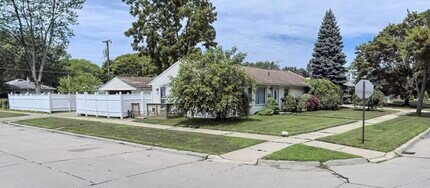 8405 Robindale Ave in Dearborn Heights, MI - Building Photo - Building Photo