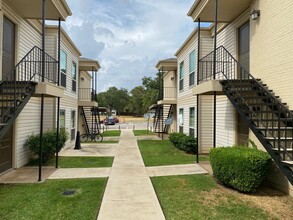 Pecan Grove Apartments in Denton, TX - Building Photo - Building Photo