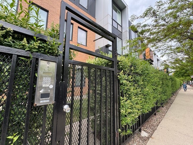 2240 W Madison St in Chicago, IL - Foto de edificio - Building Photo