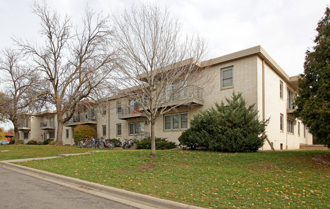 2924-2930 Snelling Ave N in Roseville, MN - Foto de edificio - Building Photo