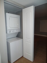 2405 NW 33rd St in Oakland Park, FL - Foto de edificio - Building Photo