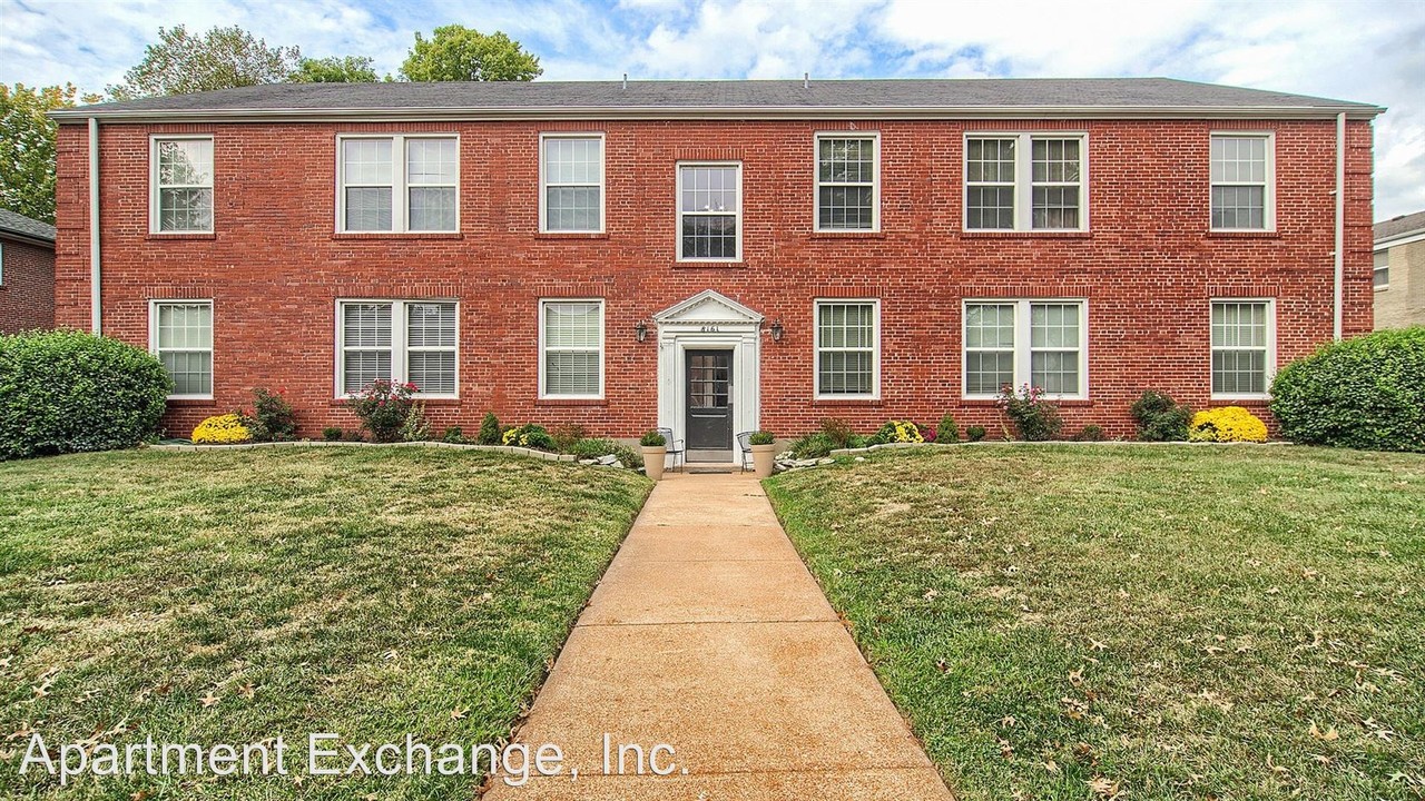 8161 Whitburn Dr in Clayton, MO - Building Photo