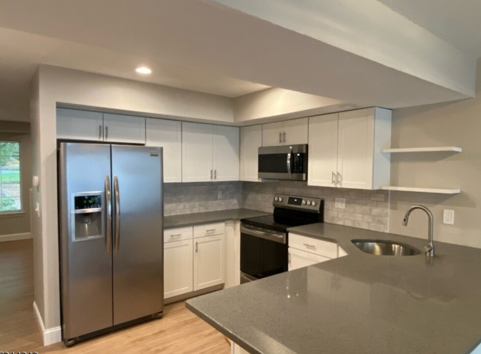4 Wendover Ct in Bedminster, NJ - Building Photo