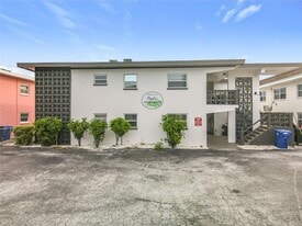 11705 3rd St E, Unit 4 in Treasure Island, FL - Building Photo