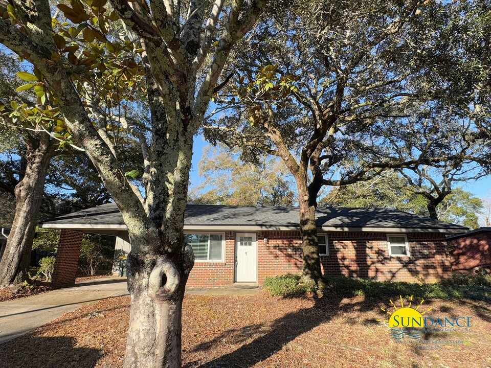 305 Leah Miller Dr NW in Fort Walton Beach, FL - Building Photo