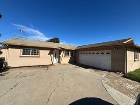 1125 W Tunnell St in Santa Maria, CA - Building Photo