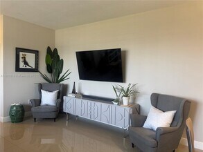 798 NE 43rd St in Oakland Park, FL - Building Photo - Building Photo