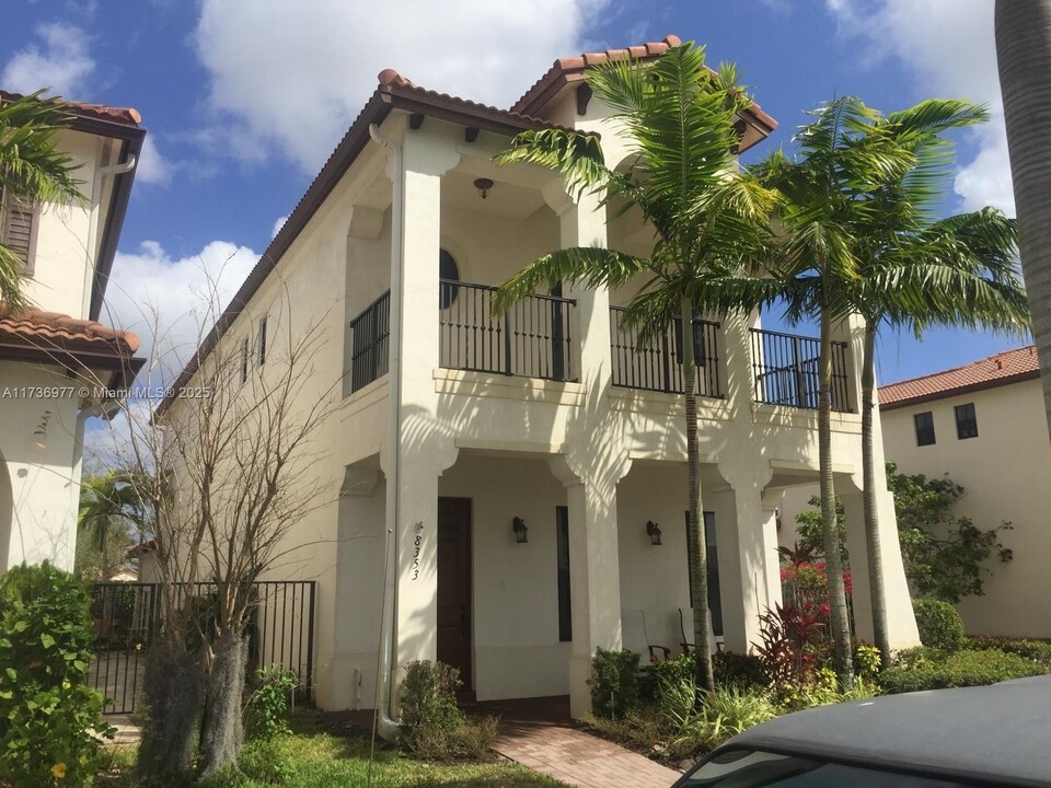 8353 NW 38th St in Pembroke Pines, FL - Building Photo