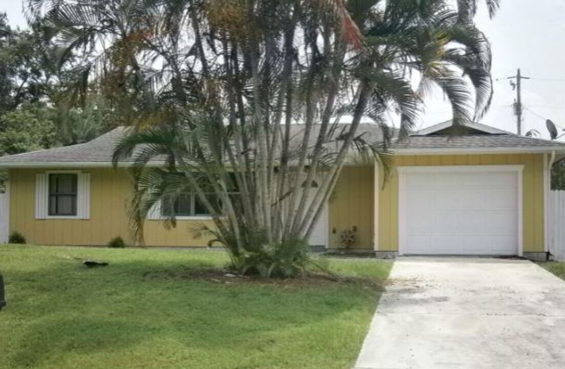 718 SW Alton Cir in Port St. Lucie, FL - Building Photo