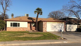 256 Chestnut St in Porterville, CA - Building Photo