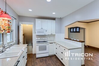 2322 NE Stinson Pkwy in Minneapolis, MN - Building Photo - Building Photo