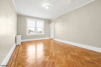 2 Washburn Pl in Caldwell, NJ - Building Photo - Building Photo