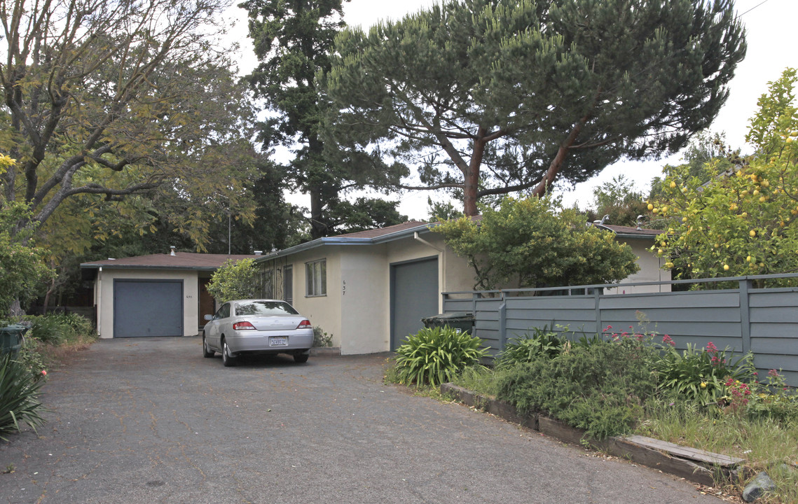 635-637 Cambridge Ave in Menlo Park, CA - Building Photo