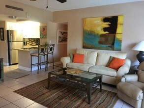 880 Mandalay Ave in Clearwater, FL - Foto de edificio - Building Photo