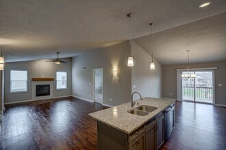 816 Thompson Dr in Oregon, WI - Foto de edificio - Building Photo