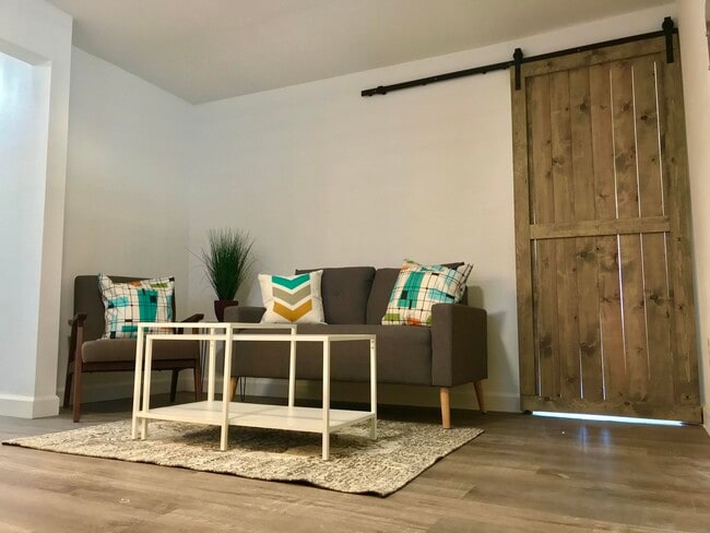 2414 N Alvarado St in Los Angeles, CA - Foto de edificio - Building Photo