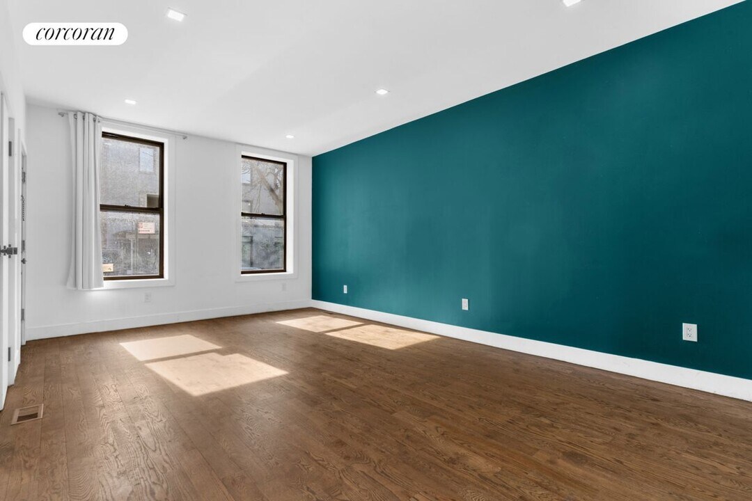 297 Hinsdale St in Brooklyn, NY - Building Photo