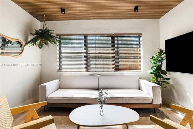 1275 Marseille Dr in Miami Beach, FL - Building Photo - Building Photo