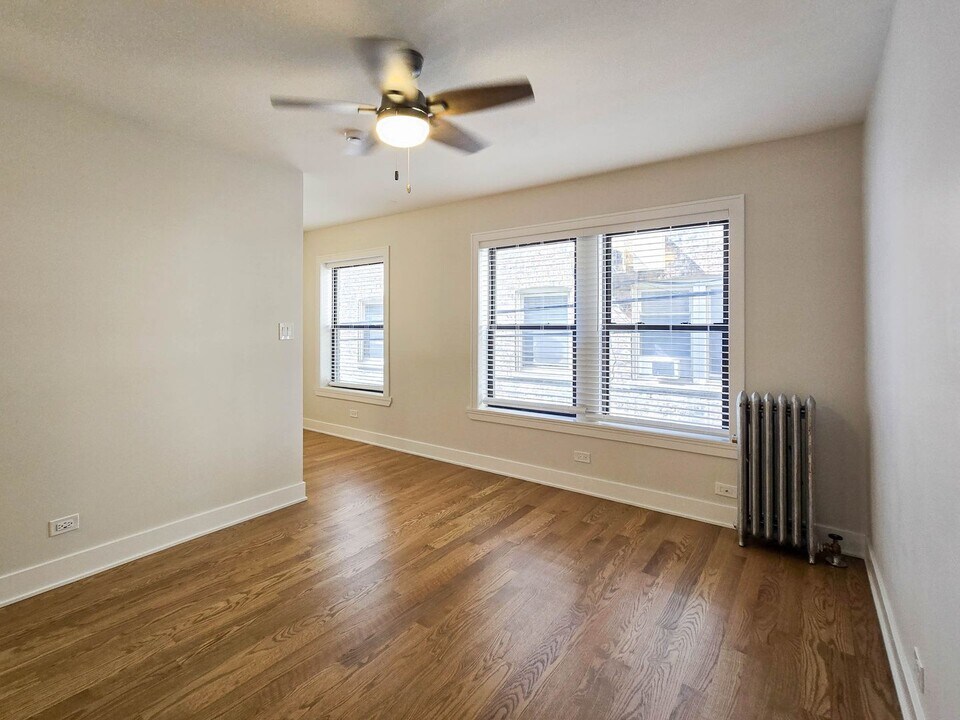 561 W Cornelia Ave, Unit 110 in Chicago, IL - Foto de edificio