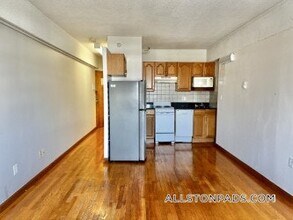 1110 Commonwealth Ave, Unit 502 in Boston, MA - Building Photo - Building Photo